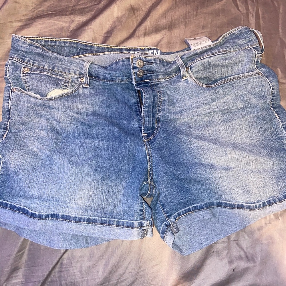 Levi’s Denizen Light Wash Denim Shorts